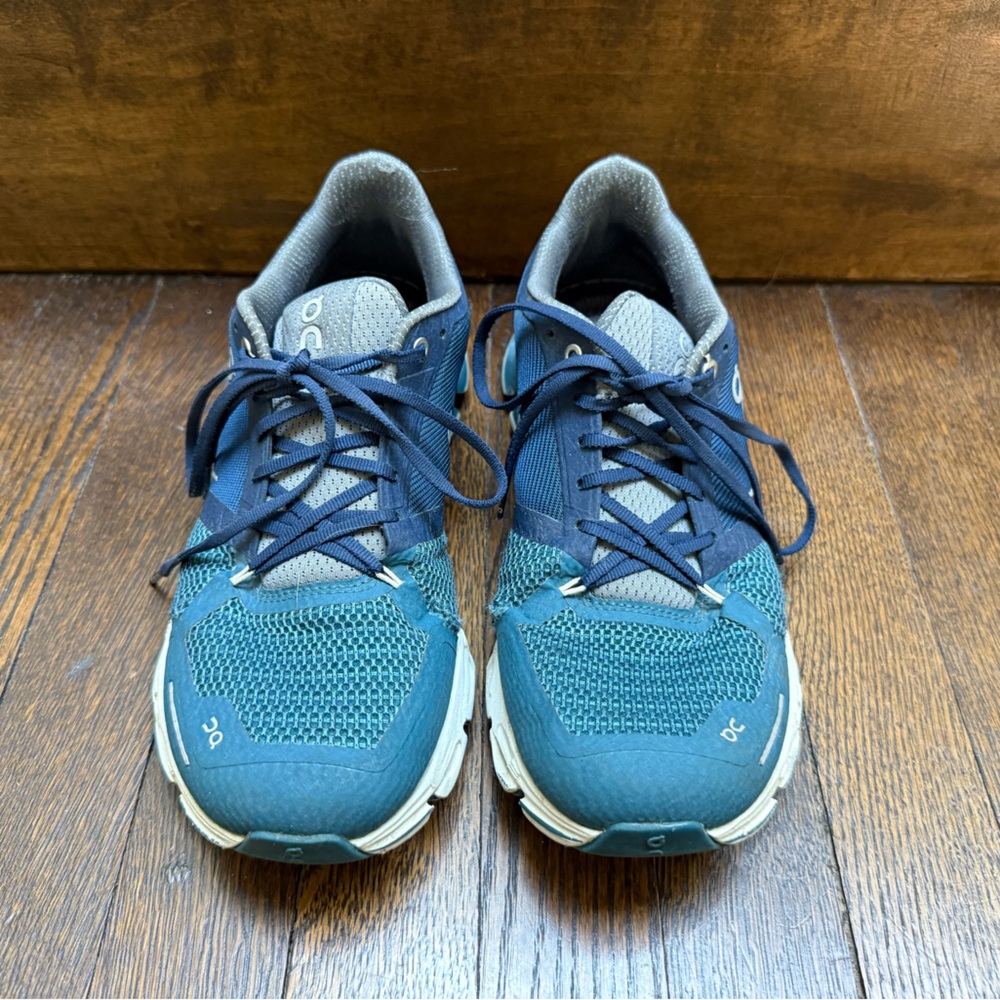 On Cloudflyer in blue